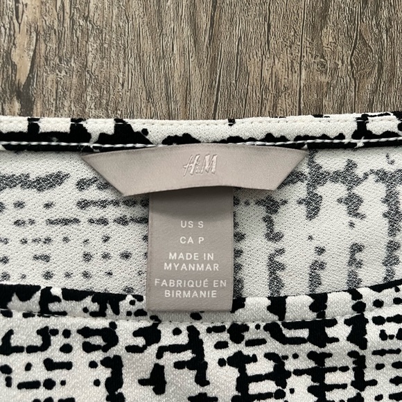 H&M short sleeve blouse - Picture 3 of 4